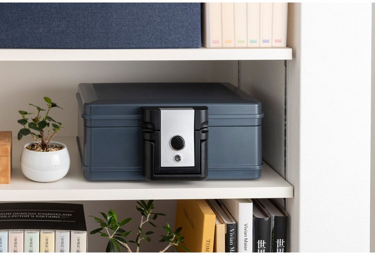 金庫 コンパクトサイズ 取っ手付き 耐火 843度 防水 貴重品入れ ロッカー 収納箱 鍵付き 防犯 金庫 収納ボックス 盗難防止 水没 保管庫 収納庫(代引不可)