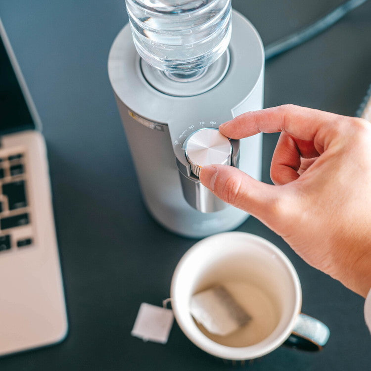 ウォーターサーバー 卓上 500ml ペットボトル専用 温度調整 5段階 チャイルドロック付き 小型 コンパクト 給湯器 温水 熱湯 グレー シンプル かわいい フラッシュウォーマー(代引不可)