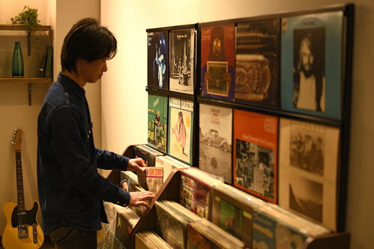 レコードディスプレイラック 木目ナチュラル レコード ジャケット ディスプレイ 約420枚収納 幅103cm ガラス 飾り棚 おしゃれ(代引不可)