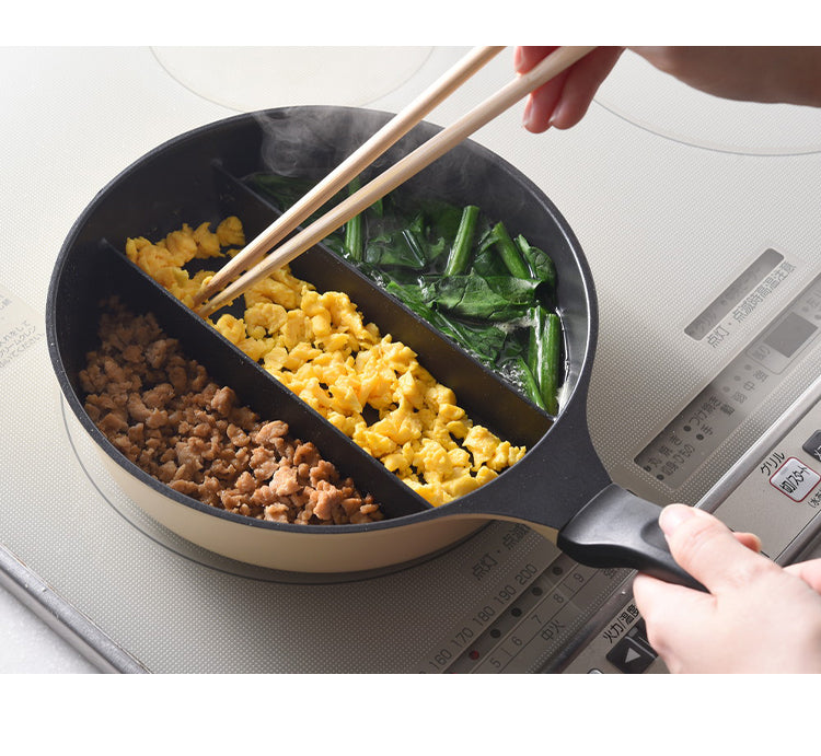 蓋付き センターエッグトリプルパンmini 20cm 深型 仕切り付き フライパン IH対応 PFOAフリー お弁当 同時調理 時短 時短調理 茹で 玉子焼き器 卵焼き器 コンパクト 油跳ね防止 蒸し焼き