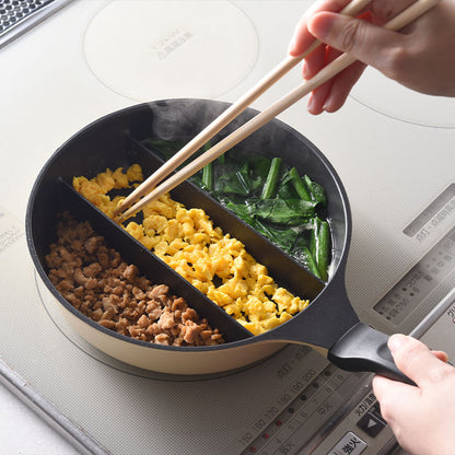 センターエッグトリプルパンmini 20cm 深型 仕切り付き フライパン IH対応 PFOAフリー お弁当 同時調理 時短 時短調理 焼き 茹で 玉子焼き器 卵焼き器 卵1個 コンパクト ソイビーン かわいい A-77912