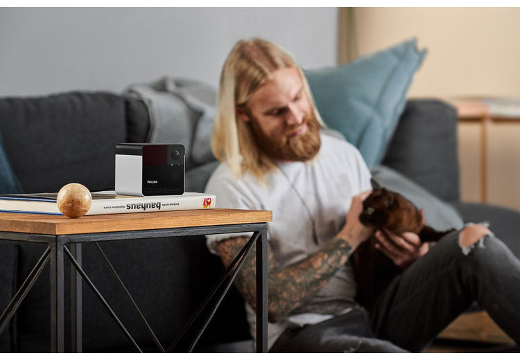 PETCUBE Play 2 ペットカメラ 見守りカメラ レーザートイ搭載 犬 猫 小型 高画質 双方向音声 会話 マイク 録画 暗所 夜 広角 ズーム いたずら防止 声かけ フルHD Alexa 通知 AI wifi アプリ