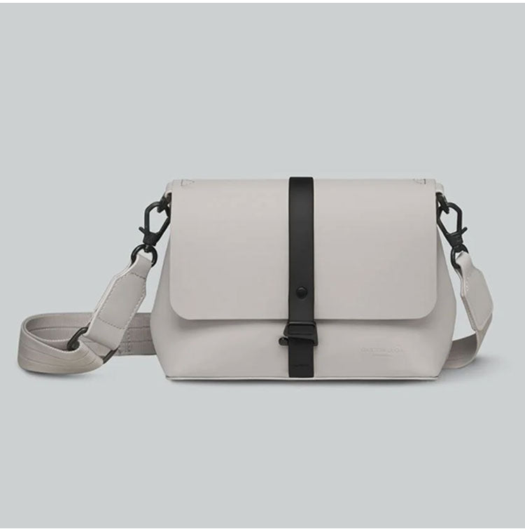 【国内正規品】 Gaston Luga ガストンルーガ Splash Crossbody Bag ショルダーバッグ クロスバッグ 斜めかけ 肩かけ クラッチ カバン 1.9L 撥水 防水 ポケット エコ おしゃれ 北欧 CB100 CB104