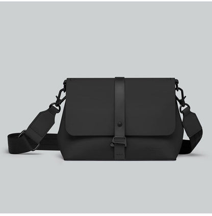 【国内正規品】 Gaston Luga ガストンルーガ Splash Crossbody Bag ショルダーバッグ クロスバッグ 斜めかけ 肩かけ クラッチ カバン 1.9L 撥水 防水 ポケット エコ おしゃれ 北欧 CB100 CB104