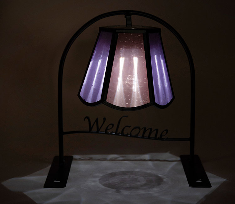 ウェルカムソーラー スクエア ガーデンライト ソーラー ポールライト 屋外 防水 明るい 暖色 電球色 おしゃれ 北欧 庭 玄関 外灯 スポットライト 光センサー付き ステンドグラスウェーブ SI-2922(代引不可)