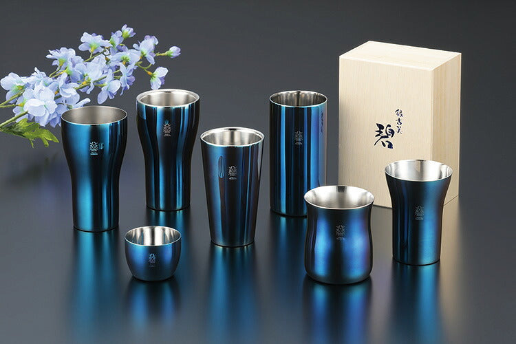 碧 銀古美 ぐい呑み 優美 輝く テーブル 高級感 奥深い色合い 器 爽快感 独特 風合い 味わい 手のひら 日本酒 ちびちび