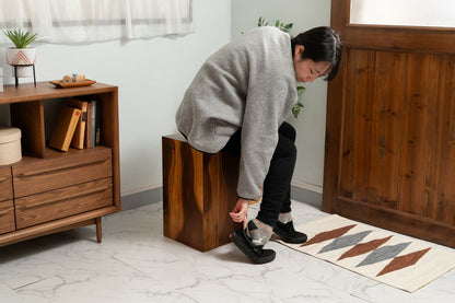 サイドテーブル ウッドスツール 木目調 丸太 天然木 椅子 腰掛け イス 机 スツール 玄関 花台 フラワースタンド プランター台 無垢 台 おしゃれ 角材 アンティーク 自然(代引不可)