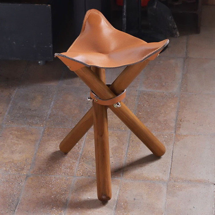 フォールディングスツール いす イス 椅子 折り畳み 折りたたみ 持ち運び 本革 天然木 コットン 三本足 アウトドア 収納 収納袋付き コンパクト おしゃれ 映え インテリア(代引不可)