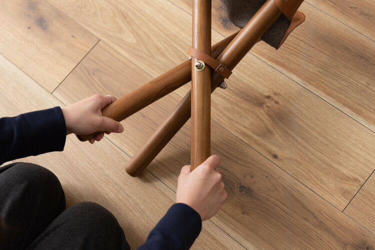 フォールディングスツール いす イス 椅子 折り畳み 折りたたみ 持ち運び 本革 天然木 コットン 三本足 アウトドア 収納 収納袋付き コンパクト おしゃれ 映え インテリア(代引不可)