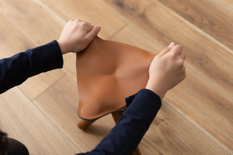 フォールディングスツール いす イス 椅子 折り畳み 折りたたみ 持ち運び 本革 天然木 コットン 三本足 アウトドア 収納 収納袋付き コンパクト おしゃれ 映え インテリア(代引不可)