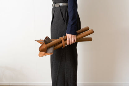 フォールディングスツール いす イス 椅子 折り畳み 折りたたみ 持ち運び 本革 天然木 コットン 三本足 アウトドア 収納 収納袋付き コンパクト おしゃれ 映え インテリア(代引不可)