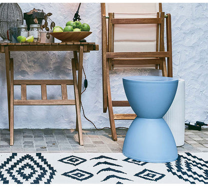 スツール チェア チェアー おしゃれ 白 椅子 イス いす プラスチック 円形 丸 ラウンド 腰掛 背もたれなし アームレス 肘なし 完成品 単品 低め リビング 玄関 簡易椅子 個性的 来客用(代引不可)