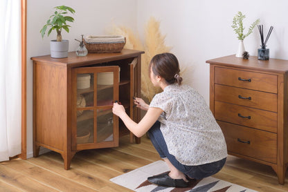 キャビネット ミンディ材 天然木 アンティーク スリム 省スペース 小さめ 黒アイアン ブラウン 収納 扉付き 棚付き ガラス扉 おしゃれ 模様替え(代引不可)