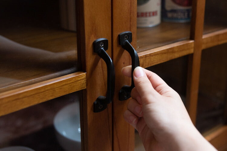 キャビネット ミンディ材 天然木 アンティーク スリム 省スペース 小さめ 黒アイアン ブラウン 収納 扉付き 棚付き 引き出し付き ガラス扉 おしゃれ 模様替え(代引不可)