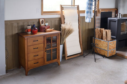 キャビネット ミンディ材 天然木 アンティーク スリム 省スペース 小さめ 黒アイアン ブラウン 収納 扉付き 棚付き 引き出し付き ガラス扉 おしゃれ 模様替え(代引不可)