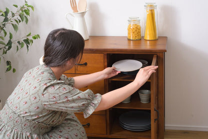 キャビネット ミンディ材 天然木 アンティーク スリム 省スペース 小さめ 黒アイアン ブラウン 収納 扉付き 棚付き 引き出し付き ガラス扉 おしゃれ 模様替え(代引不可)