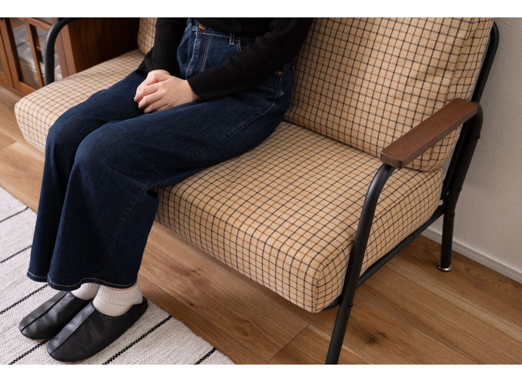 ソファ 2人掛け チェック柄 2人用 スチール パイプチェア おしゃれ 黒 ブラック 木肘 アーム付き 肘付き 肘掛け付き コンパクト レトロ 北欧 新生活(代引不可)