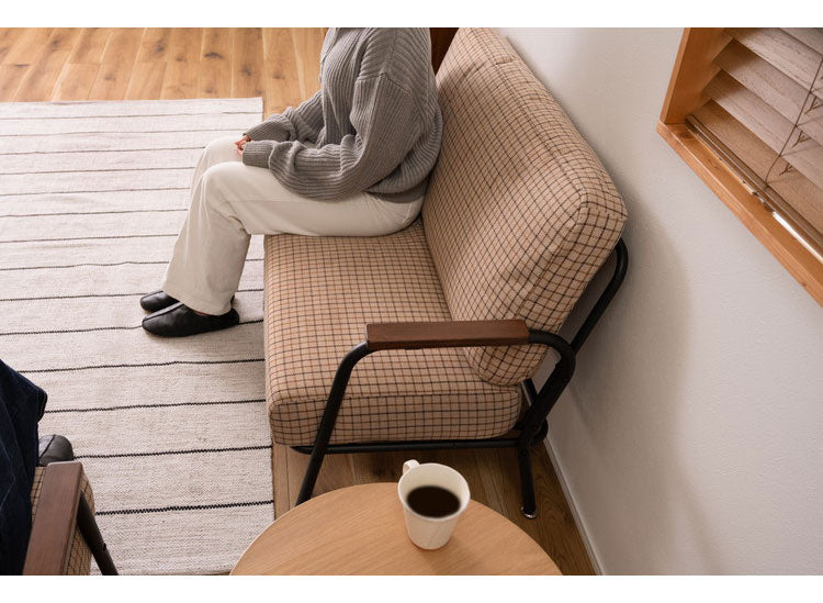 ソファ 2人掛け チェック柄 2人用 スチール パイプチェア おしゃれ 黒 ブラック 木肘 アーム付き 肘付き 肘掛け付き コンパクト レトロ 北欧 新生活(代引不可)