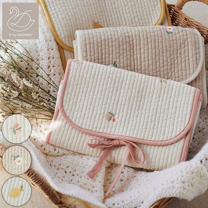 D BY DADWAY ヌビ おむつ替えシート 肌ざわり 柔らかい 汚れにくい 拭き取りやすい 収納ポケット おしりふき収納 折りたたみ おむつシート 持ち運び 出産祝い