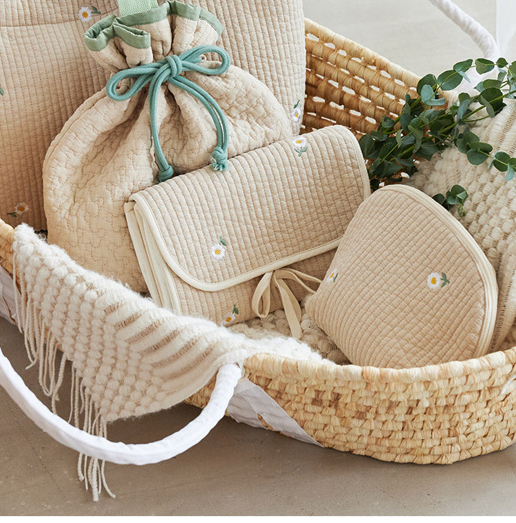 D BY DADWAY ヌビ おむつ替えシート 肌ざわり 柔らかい 汚れにくい 拭き取りやすい 収納ポケット おしりふき収納 折りたたみ おむつシート 持ち運び 出産祝い