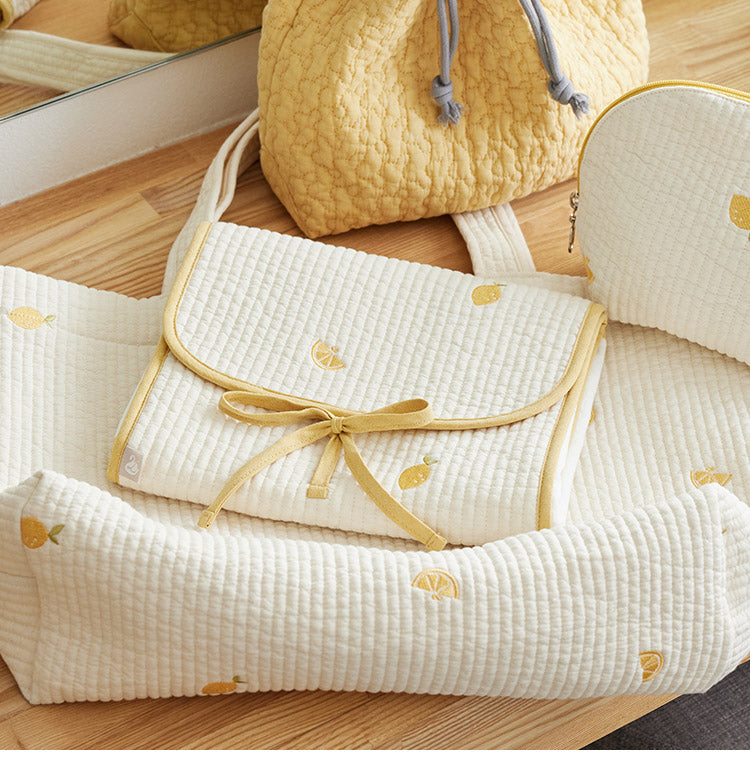 D BY DADWAY ヌビ おむつ替えシート 肌ざわり 柔らかい 汚れにくい 拭き取りやすい 収納ポケット おしりふき収納 折りたたみ おむつシート 持ち運び 出産祝い