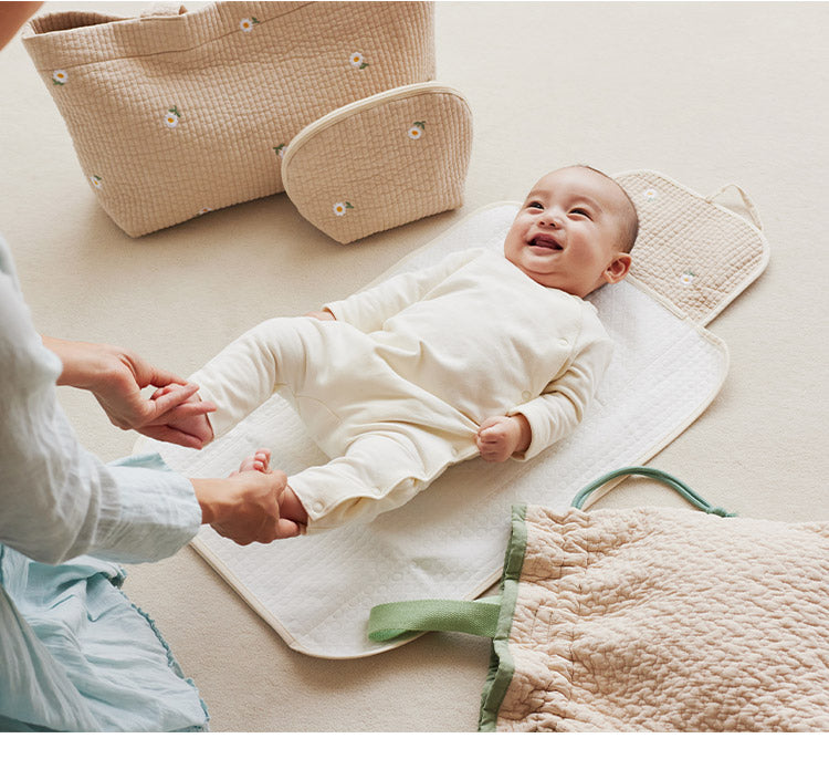 D BY DADWAY ヌビ おむつ替えシート 肌ざわり 柔らかい 汚れにくい 拭き取りやすい 収納ポケット おしりふき収納 折りたたみ おむつシート 持ち運び 出産祝い