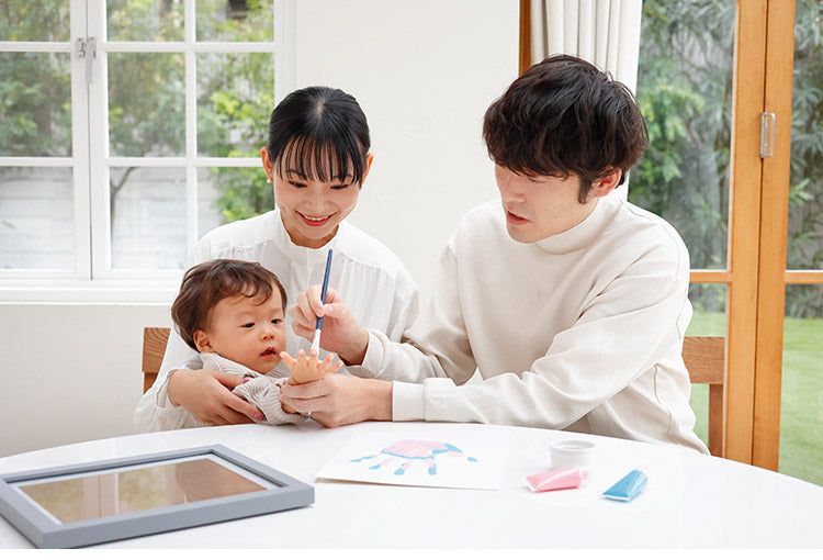 pearhead ファミリーハンドプリント・フレーム オリジナルアート 手形 足形 記念日 絵具 写真立て ファミリー メモリアル 出産 記念 出産祝い ギフト メモリアルグッズ フォトフレーム