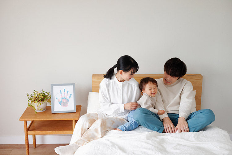 pearhead ファミリーハンドプリント・フレーム オリジナルアート 手形 足形 記念日 絵具 写真立て ファミリー メモリアル 出産 記念 出産祝い ギフト メモリアルグッズ フォトフレーム