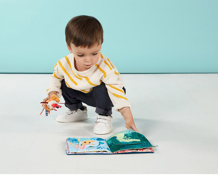 Lilliputiens 布絵本 ブック 知育玩具 おもちゃ 誕生日プレゼント 出産祝い 絵本 えほん バースデー ベビー 絵本おもちゃ 知育 玩具 かわいい 室内