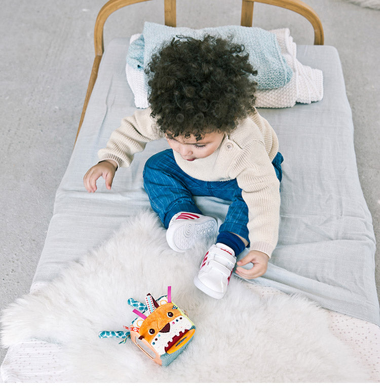 Lilliputiens アクティビティキューブ ライオンのジャック 知育玩具 おもちゃ 誕生日プレゼント 出産祝い バースデー ベビー 知育 玩具 かわいい 音遊び 赤ちゃん