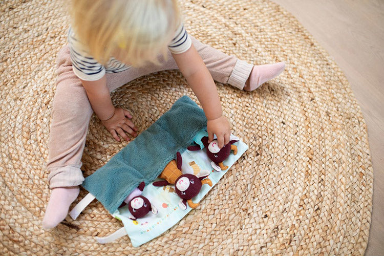 Lilliputiens はじめてのなかよし家族 こうしのロザリー リリピュション ごっこ遊び ぬいぐるみ おもちゃ 誕生日プレゼント 仕掛けおもちゃ ハーフバースデー 出産祝い 布おもちゃ 布製