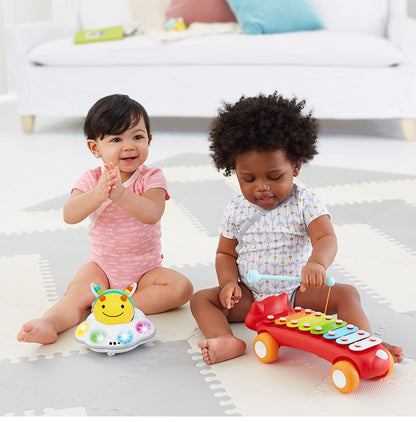 SKIP HOP いっしょにハイハイビー スキップホップ ミツバチ 音遊び ラトル おいかけっこ 運動 おうち時間 メロディ カラフル ピカピカライト ビーズ 遊び方たくさん