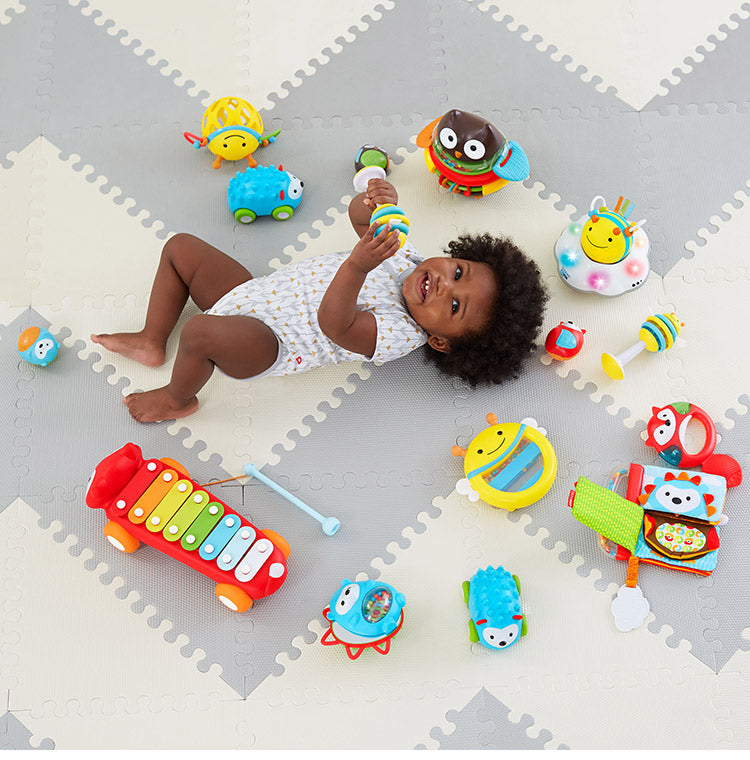 SKIP HOP いっしょにハイハイビー スキップホップ ミツバチ 音遊び ラトル おいかけっこ 運動 おうち時間 メロディ カラフル ピカピカライト ビーズ 遊び方たくさん