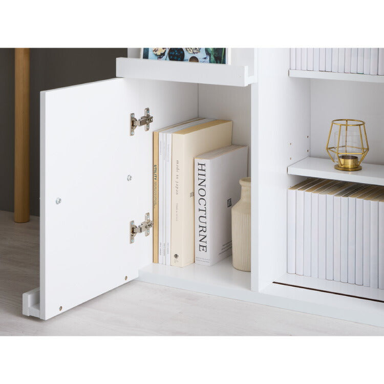 本棚 幅90cm スライド本棚 大容量 扉付き ディスプレイラック 推し活 フラップ扉 木目 可動棚 収納棚 コミックラック コミック収納 収納ラック シェルフ おしゃれ 省スペース リビング 一人暮らし コミック 文庫本 絵本 CD DVD A4