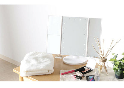 卓上ミラー ライト付き 三面卓上ミラー 幅18cm 三面鏡 180°無段階調整 2倍 3倍 拡大鏡 LEDライト付き USB コードレス ホワイト おしゃれ かわいい 3面鏡 スタンドミラー 化粧鏡 メイクミラー