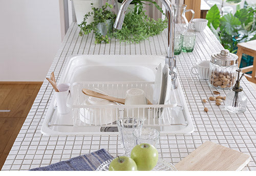 YOHAKU 水切りかご シンクに渡せる シンクオンコンパクトバスケット ピュアホワイト MG-0314 水切りバスケット 水切りカゴ シンク上 水切りラック 和平フレイズ 余白