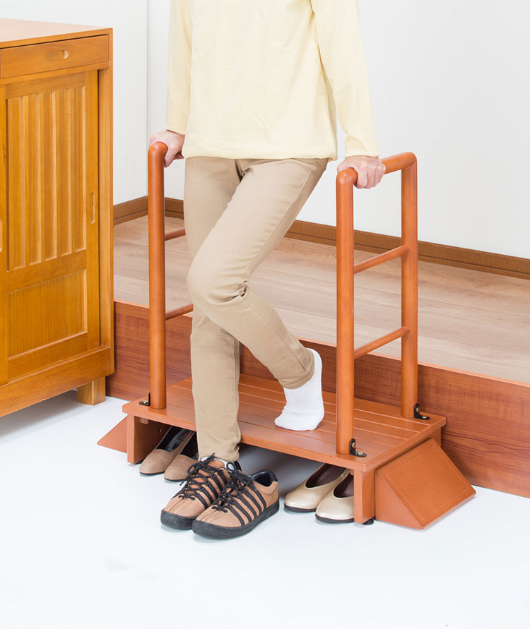 両手すり付き 玄関台 幅80cm 木製 玄関踏み台 がたつき防止 アジャスター付き 靴 シューズ 収納 省スペース お年寄り 補助手すり 介護 プレゼント 父の日 母の日(代引不可)