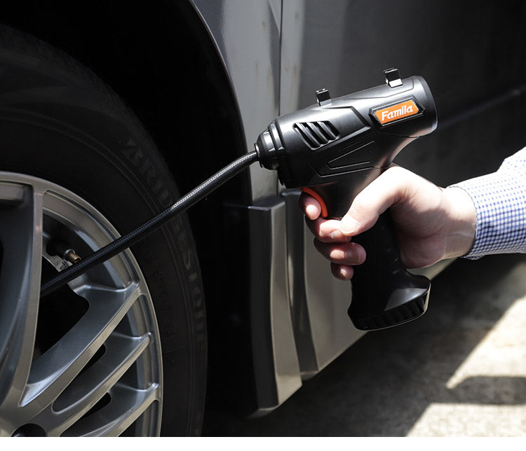 ファミラ 充電式コードレス 電動エアーコンプレッサー ACアダプター付き ハイパワー レジャー ドライブ うきわ プール 自動車 自転車 充電 電動 空気入れ 自動(代引不可)