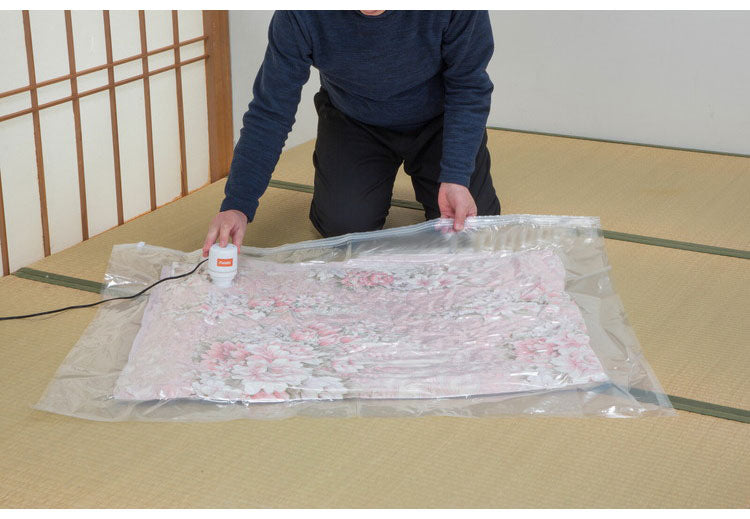 ファミラ 掃除機のいらない布団圧縮袋 吸引機+圧縮袋 27点セット 掃除機いらずで簡単圧縮 吸引&圧縮 密封チャック 竹炭シート ふとん圧縮袋 布団圧縮袋 押入れ 押し入れ 収納 衣類収納(代引不可)