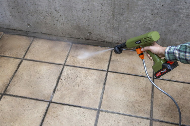 ファミラ 充電式コードレスハンディ高圧洗浄機 12点セット 軽量 コンパクト 持ち運び 高圧洗浄 掃除 クリーナー ノズル 6ヶ月保証(代引不可)