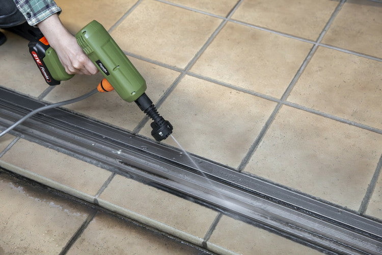 ファミラ 充電式コードレスハンディ高圧洗浄機 12点セット 軽量 コンパクト 持ち運び 高圧洗浄 掃除 クリーナー ノズル 6ヶ月保証(代引不可)