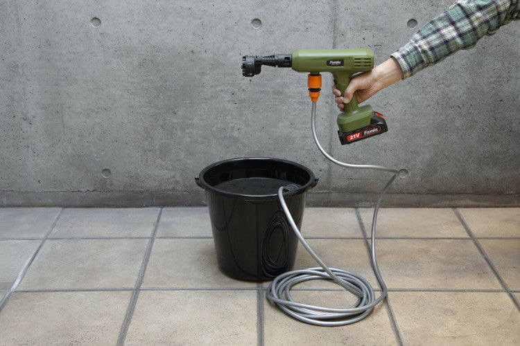 ファミラ 充電式コードレスハンディ高圧洗浄機 12点セット 予備バッテリー付き 軽量 コンパクト 持ち運び 高圧洗浄 掃除 クリーナー ノズル 6ヶ月保証(代引不可)