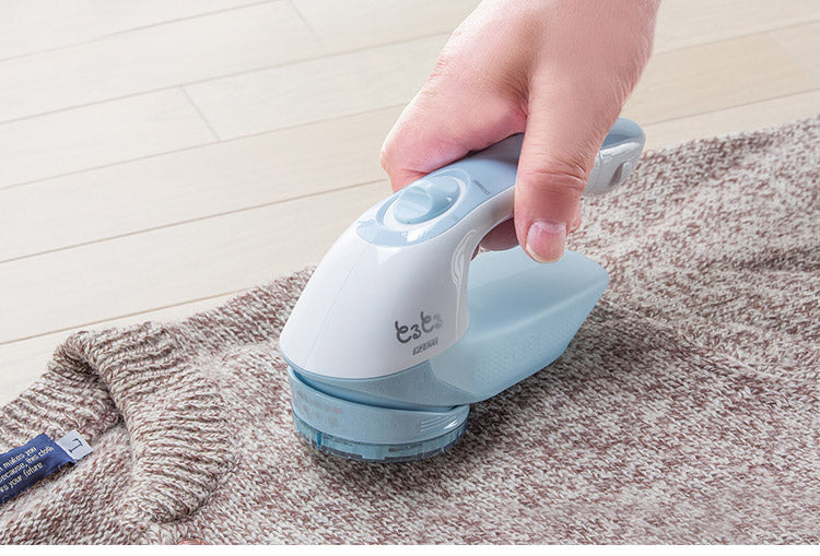 毛玉取り器 毛玉とるとる 乾電池式 衣類を守るふわふわガード付き 毛玉だけをしっかりカット 掃除用ブラシ付き(代引不可)