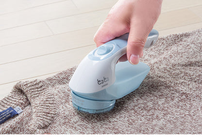 毛玉取り器 毛玉とるとる 乾電池式 衣類を守るふわふわガード付き 毛玉だけをしっかりカット 掃除用ブラシ付き(代引不可)