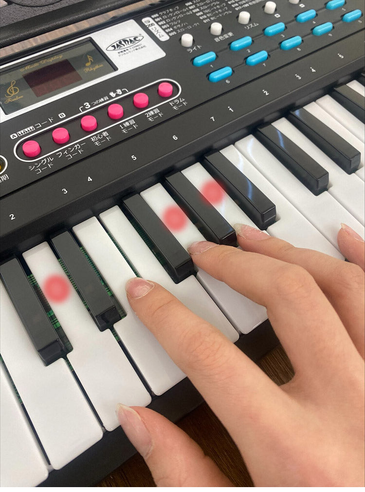 ガイド機能付き電子ピアノ 61鍵盤 音色200種類 60曲収録 楽譜スタンド付き マイク・録音機能付き 和音3鍵盤 初心者 頭の体操 ピアノ 子ども(代引不可)
