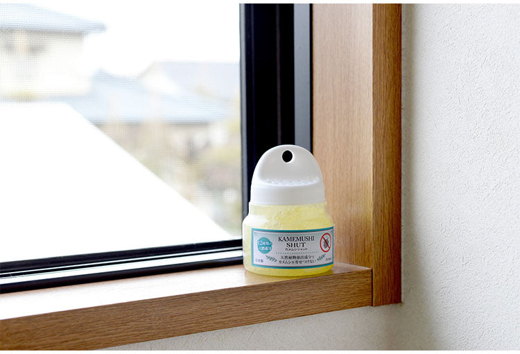 カメムシシャット 2個組 虫よけ 防虫 フック付き 吊り下げ 据え置き 天然植物抽出成分 忌避効果 ゲルタイプ カメムシ 虫除け対策 玄関 窓際 裏口 庭 忌避剤 ベランダ 部屋 虫除け 有効範囲 6畳(代引不可)