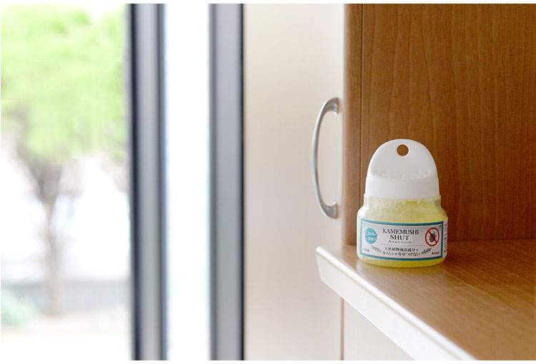 カメムシシャット 2個組 虫よけ 防虫 フック付き 吊り下げ 据え置き 天然植物抽出成分 忌避効果 ゲルタイプ カメムシ 虫除け対策 玄関 窓際 裏口 庭 忌避剤 ベランダ 部屋 虫除け 有効範囲 6畳(代引不可)