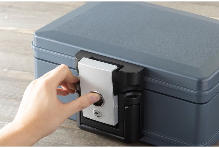 金庫 コンパクトサイズ 取っ手付き 耐火 843度 防水 貴重品入れ ロッカー 収納箱 鍵付き 防犯 金庫 収納ボックス 盗難防止 水没 保管庫 収納庫(代引不可)