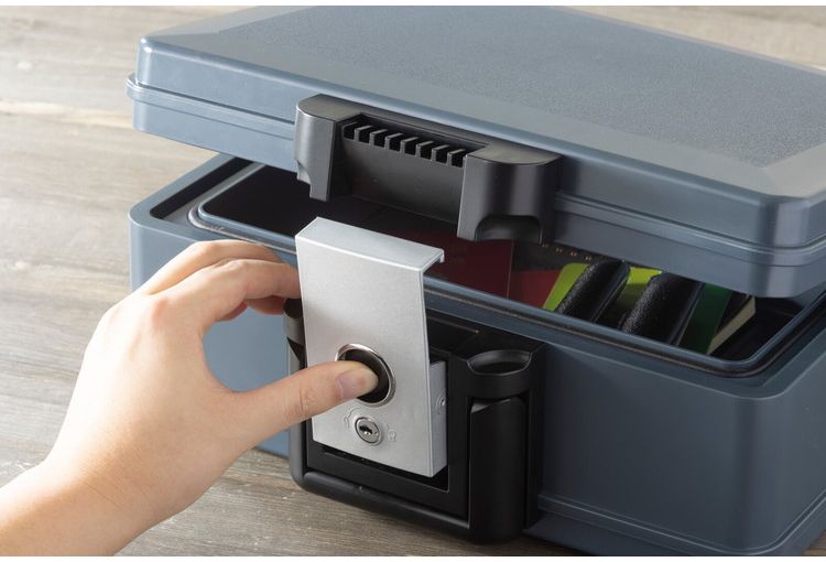 金庫 コンパクトサイズ 取っ手付き 耐火 843度 防水 貴重品入れ ロッカー 収納箱 鍵付き 防犯 金庫 収納ボックス 盗難防止 水没 保管庫 収納庫(代引不可)