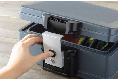 金庫 コンパクトサイズ 取っ手付き 耐火 843度 防水 貴重品入れ ロッカー 収納箱 鍵付き 防犯 金庫 収納ボックス 盗難防止 水没 保管庫 収納庫(代引不可)